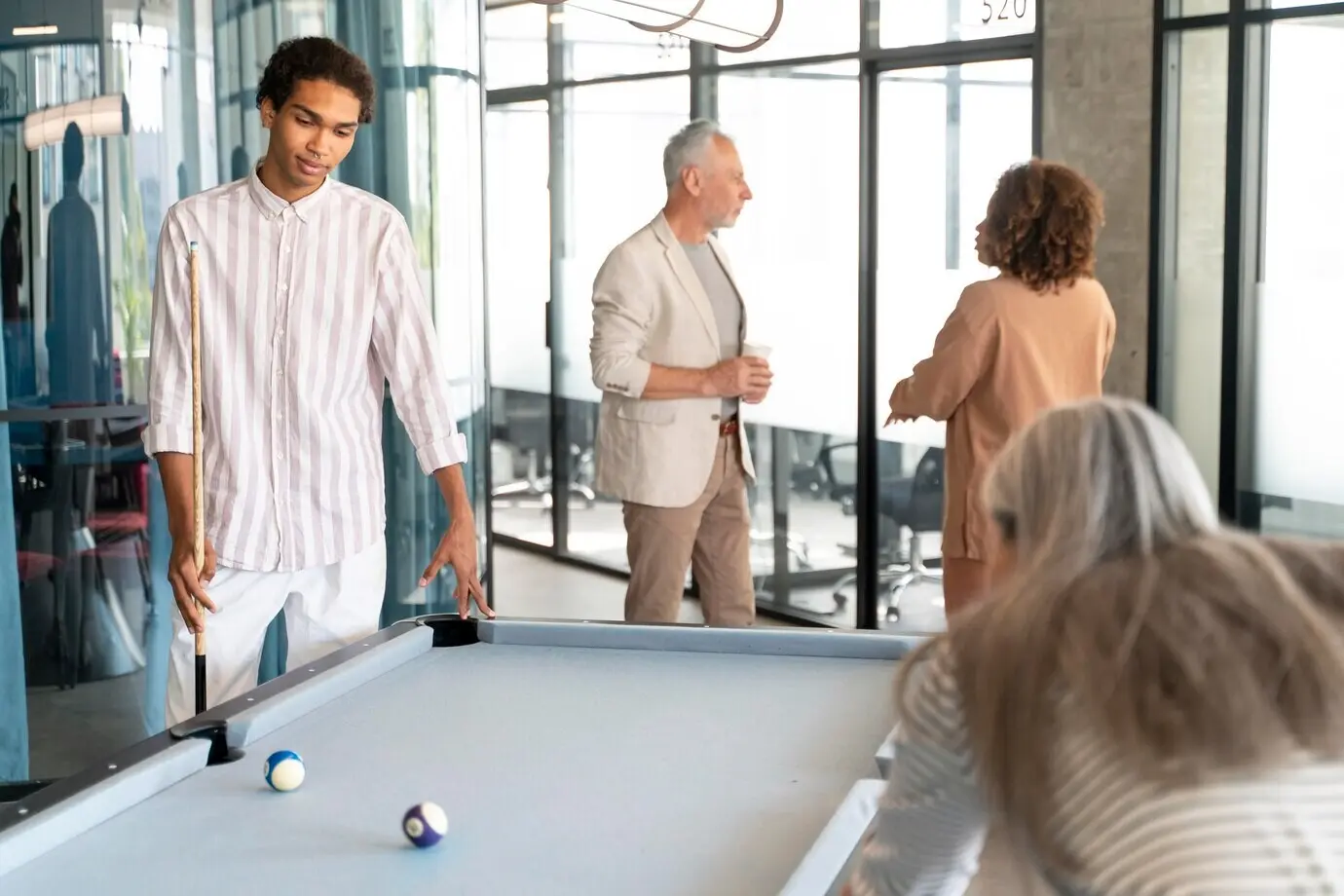 Люди, работающие в компании как команда.