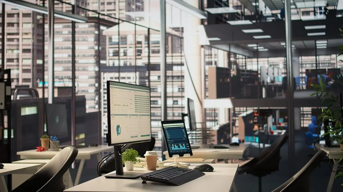 Пустое рабочее место для бизнеса, оснащённое современными технологическими инструментами для нужд предприятия.