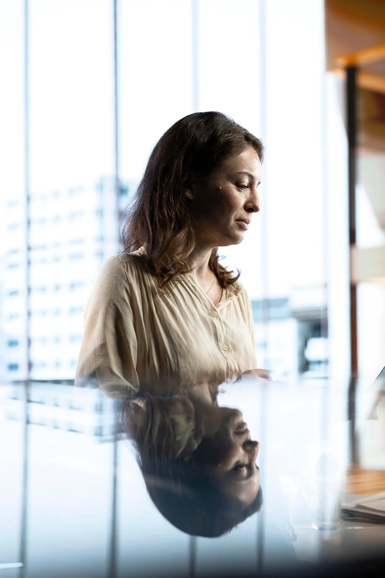 Решительная женщина-руководитель разрабатывает стратегический план для роста бизнеса.