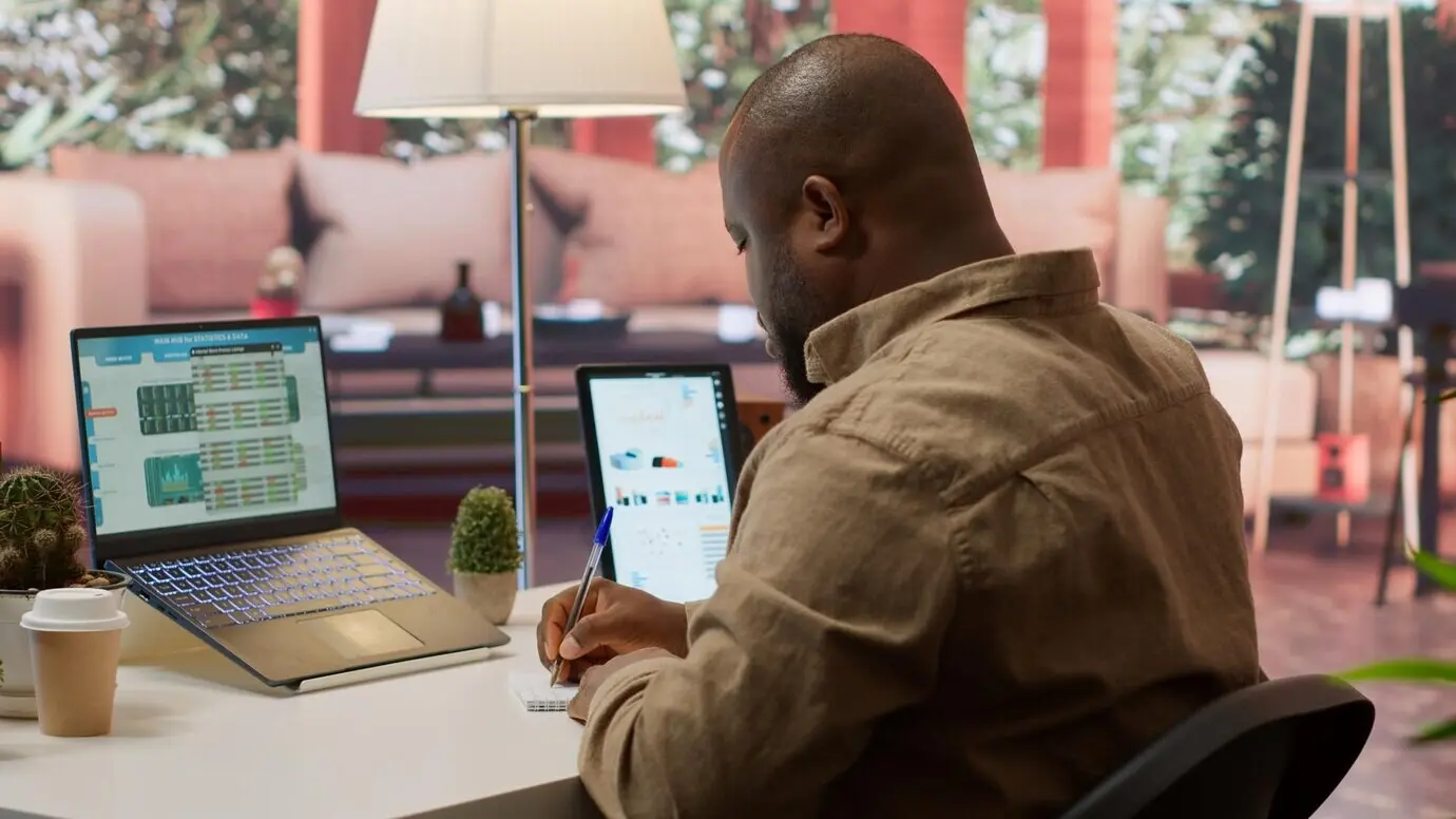 Предприниматель проводит исследование данных о продажах на основе счетов-фактур и прочих расходов.