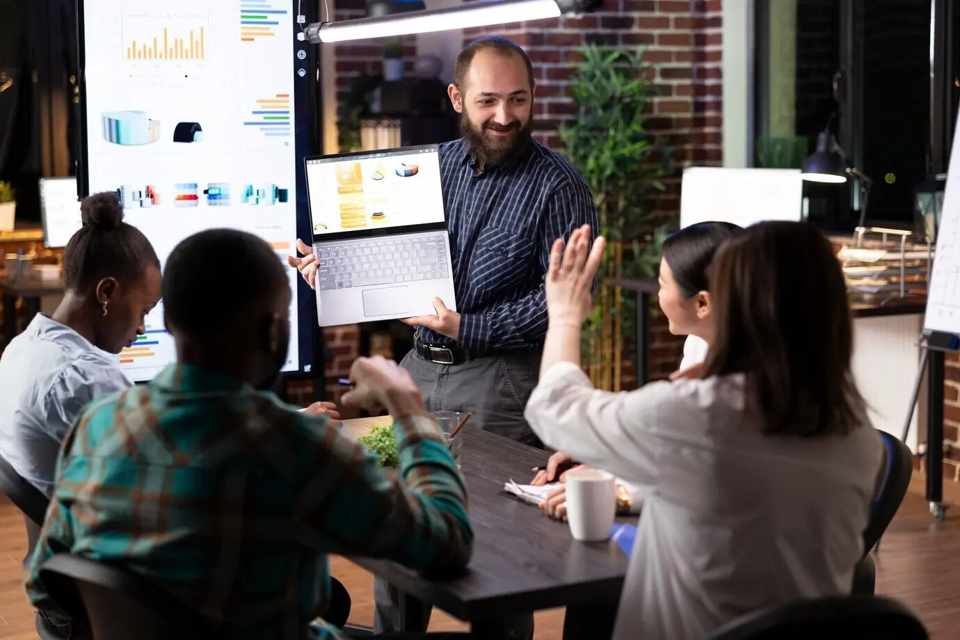 Бизнесмен, ведущий финансовое совещание