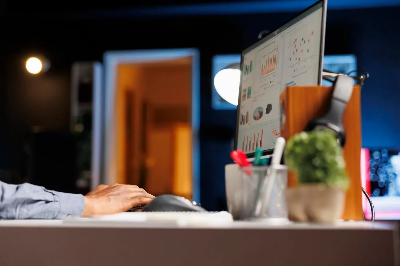 Сетевой аналитик изучает отчеты о динамике цифровой коммерции.