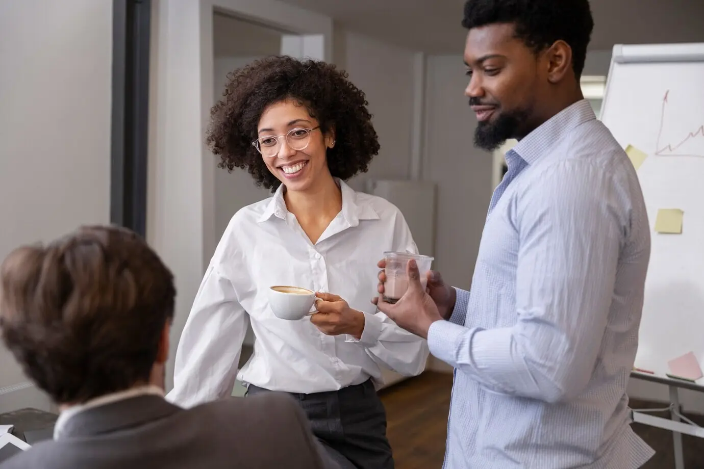 Коллеги работают вместе над проектом.