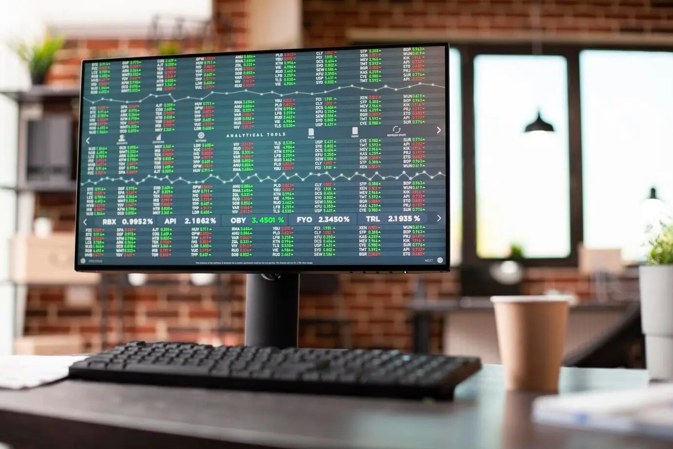 Данные по акциям на экране офисного компьютера